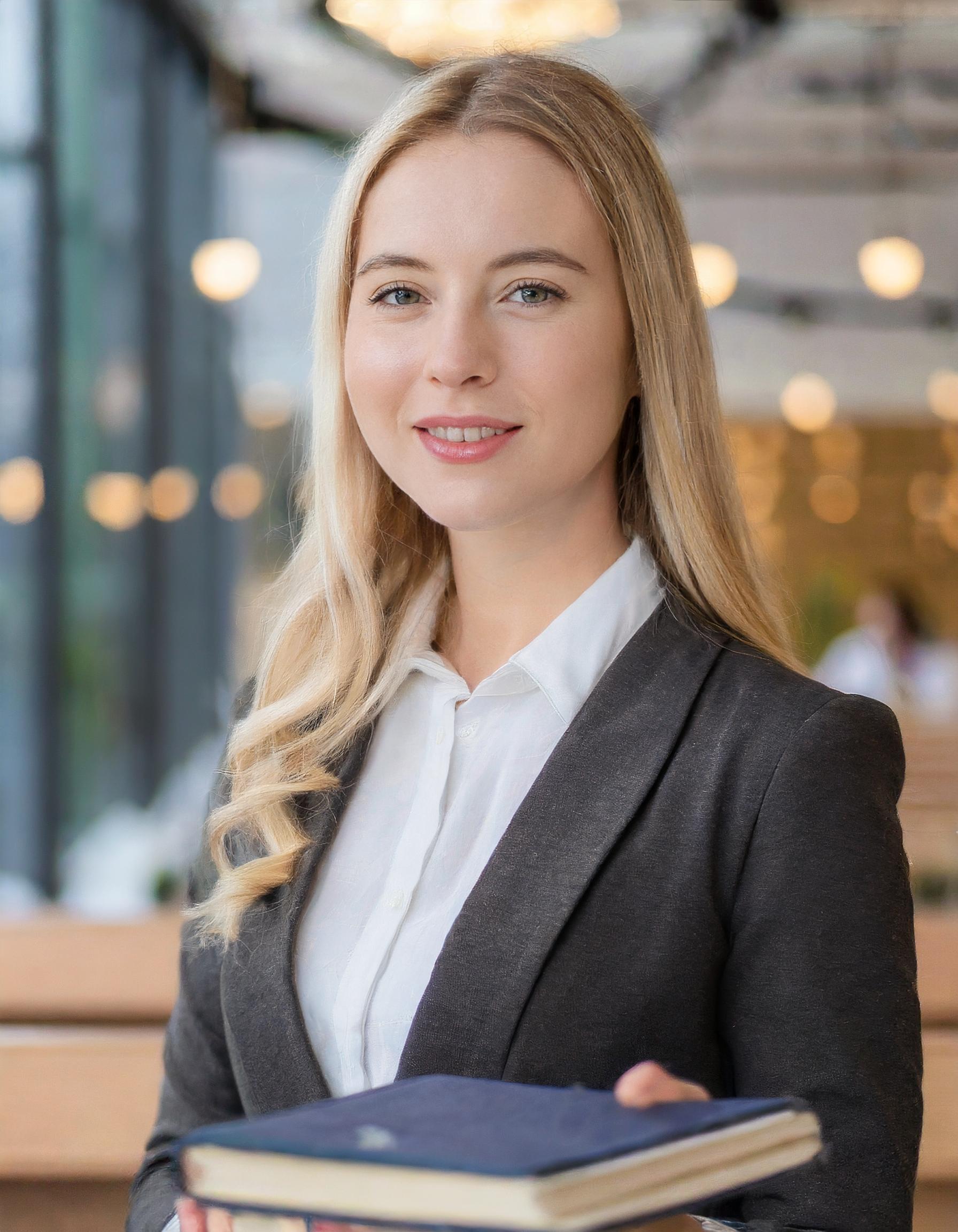 Porträt einer Beraterin mit klassischem Business-Outfit