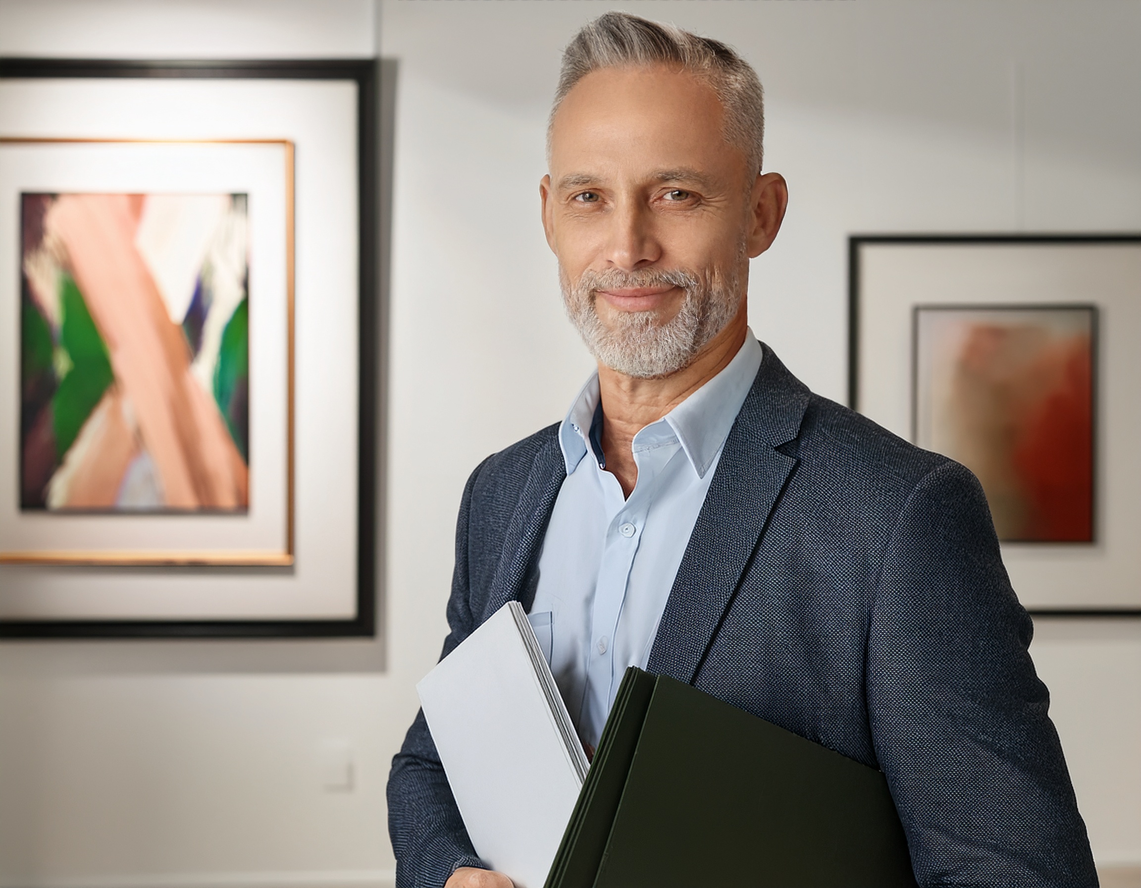 Porträt eines Steuerberaters mit eleganter Kleidung